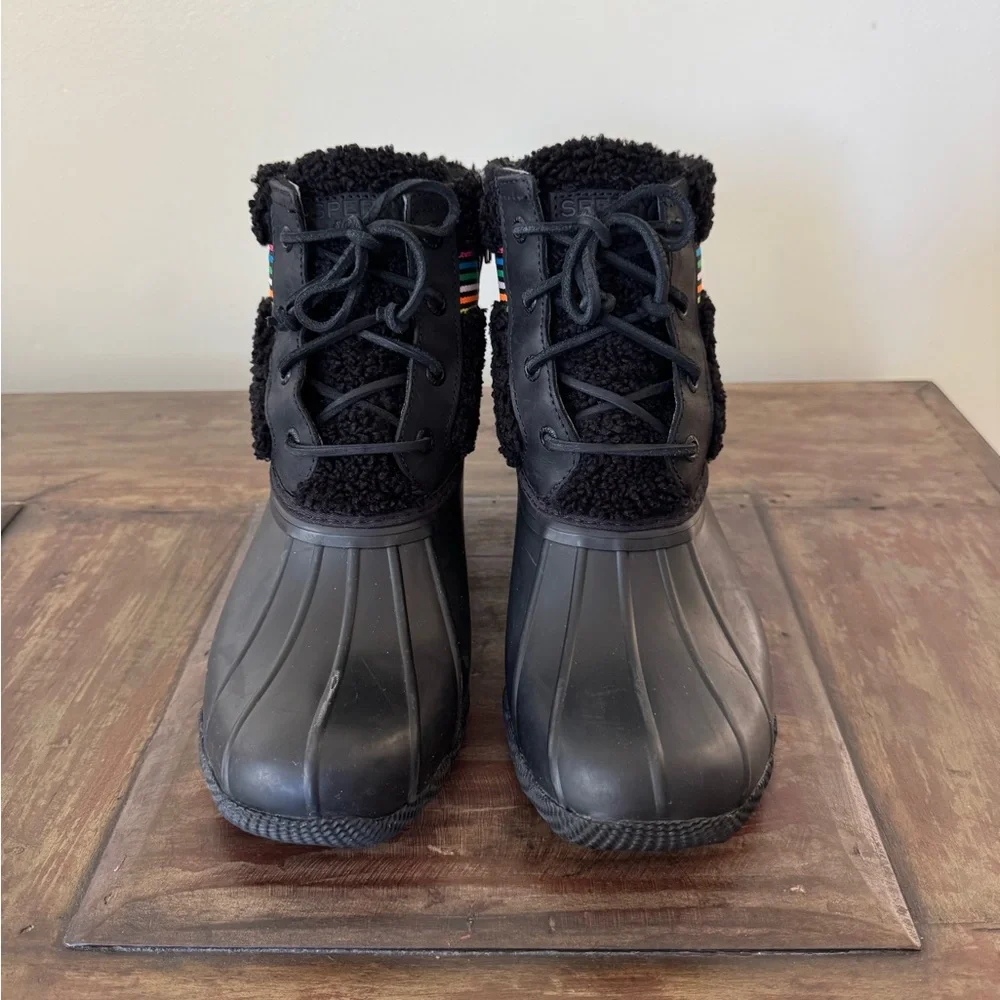 Sperry Saltwater Rainbow Sherpa Black Rubber Duck Boots women’s size‎ 8